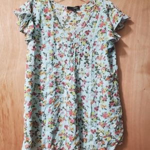 Suzanne Betro Floral Rayon Floral Flutter Sleeve Blouse. Large. Like new.